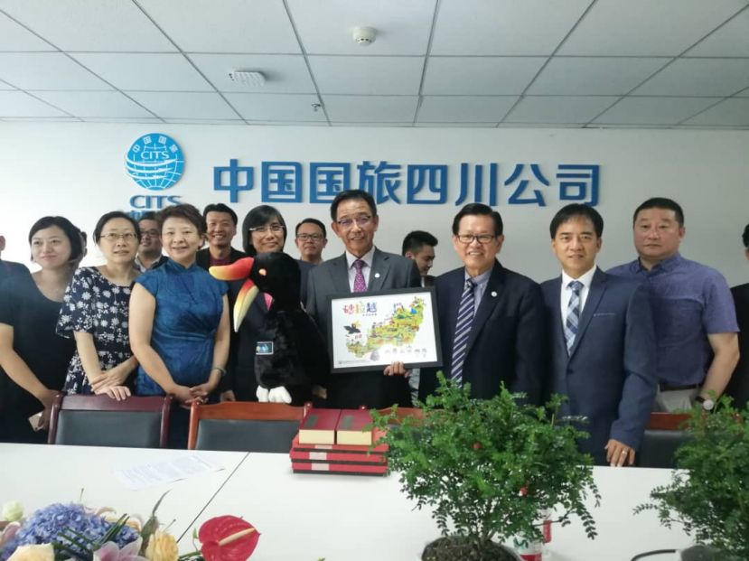 砂旅游、艺术、文化、青年与体育部部长拿督阿都卡林韩沙（右四）与助理部长拿督李景胜（右三）在中国成都与当地旅游业者进行交流。