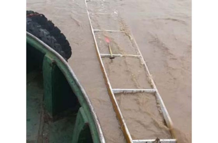 翻覆的长舟已被拖回码头。