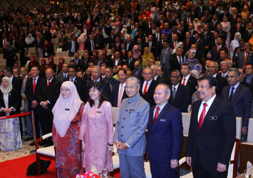 首相敦马哈迪((前排中)出席教育部大集会。左2为副教长张念群。