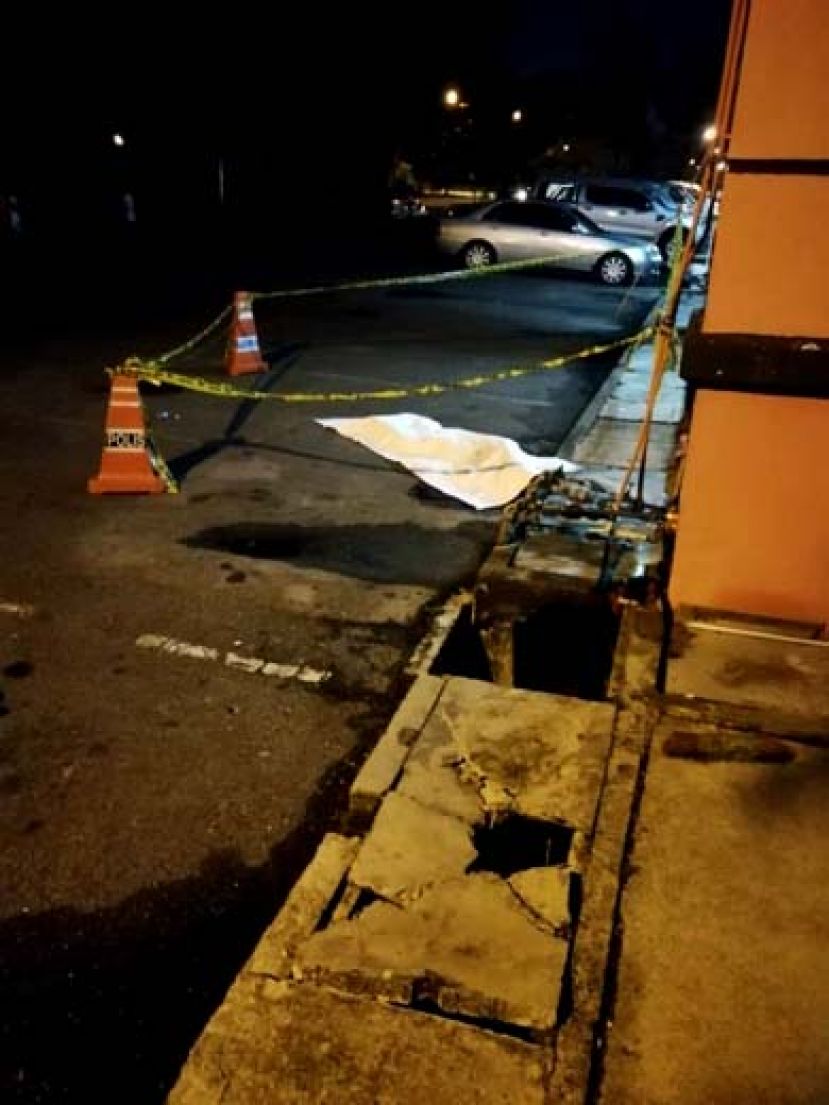 少女坠楼惨死店屋停车场。
