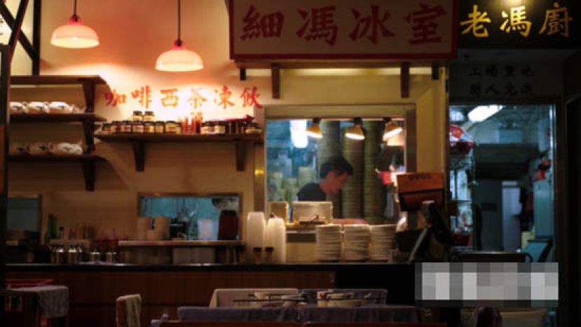 为确保点心新鲜，天未亮，几个师傅已经返店里准备。