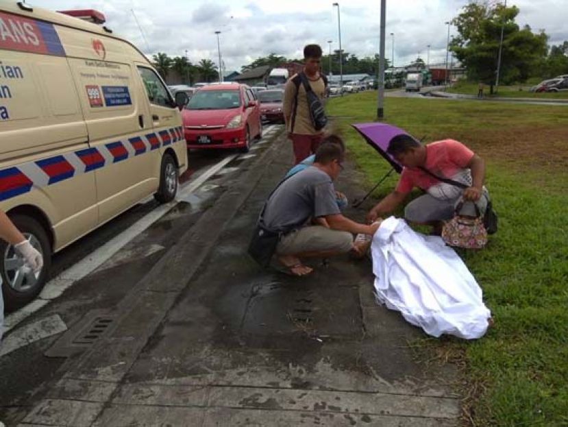 女死晋在路旁人行道上。