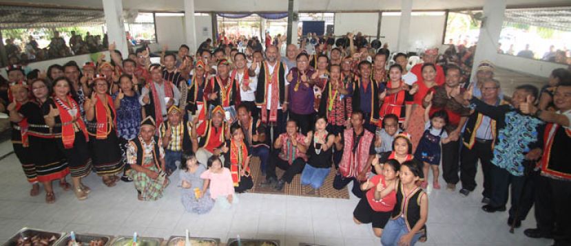 通讯及多媒体部长哥宾星、贸消部副部长张健仁（左四）及丹绒巴都区州议员周政新等与居民合影。