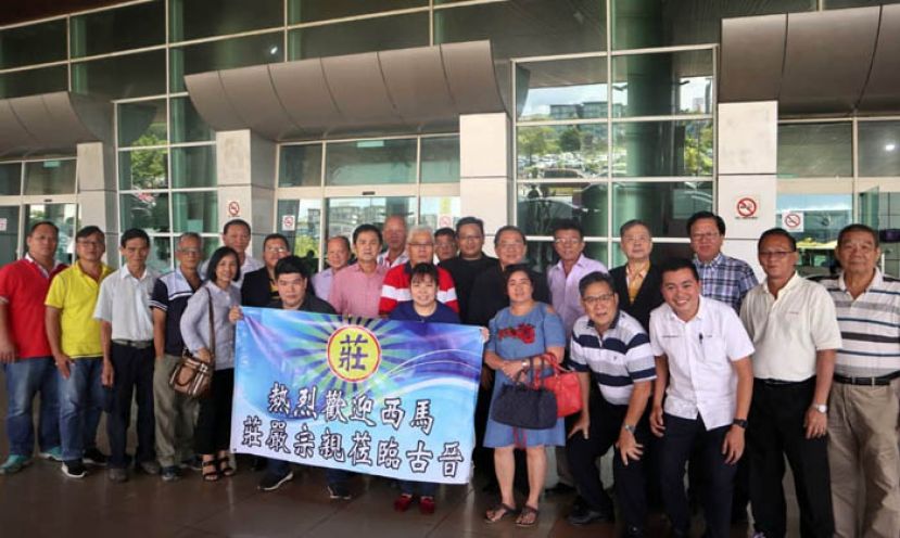 总会长拿督莊秀春（后排左六）率领马来西亚莊严宗亲会总会代表团获得砂拉越晋汉连省莊氏宗亲会和诗巫严氏公会代表热烈迎接。(后排左七)为砂拉越晋汉连省莊氏宗亲会会长莊友良。