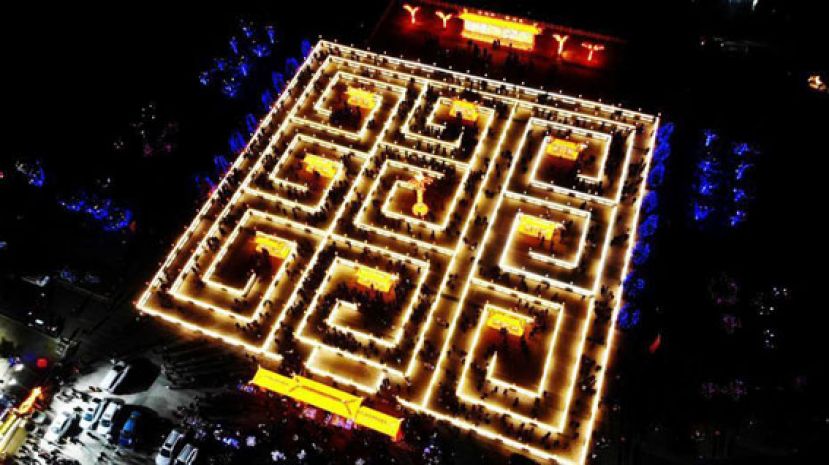 图示：俯瞰&ldquo;九曲黄河灯阵&rdquo;。