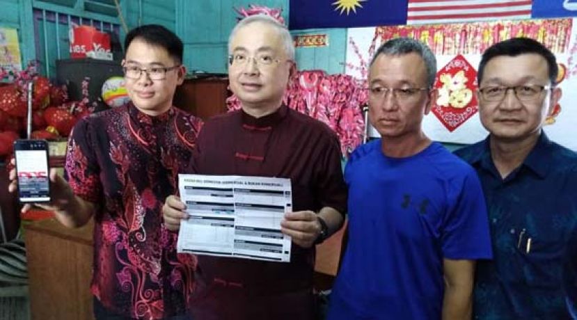 林添顺（左起）、魏家祥、黄卿兴及陈培川一同召开记者会，批评大马邮政调涨邮费的做法。