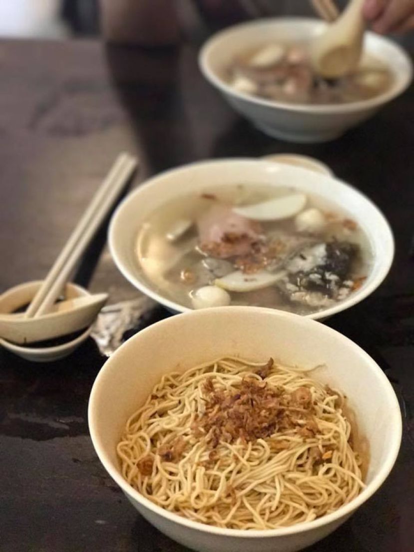 图示：古早味的猪杂汤面是猪肉和猪内脏在浓浓的猪骨汤里熬，所用的材料都很新鲜，所以汤特别鲜甜。