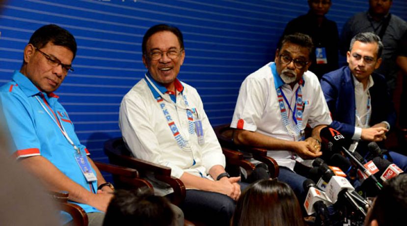 安华(左二)在公正党代表大会后召开新闻发布会，左一;为总秘书赛弗丁，西维尔(右二)及法米(右一)。