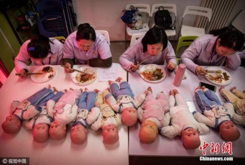图示：北京，妇女们参加阿姨大学的月嫂培训课程。