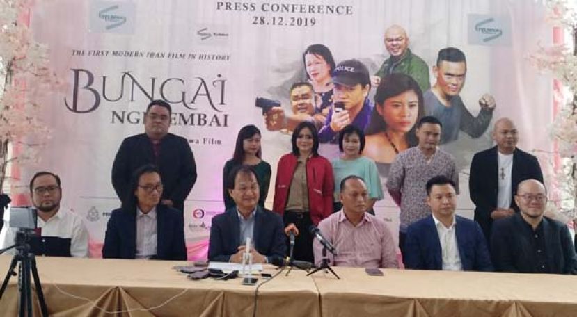 联邦工程部长巴鲁比安（左三）和&ldquo;Bungai Ngerembai&rdquo;制作人、出品人、导演以及演员等合影。